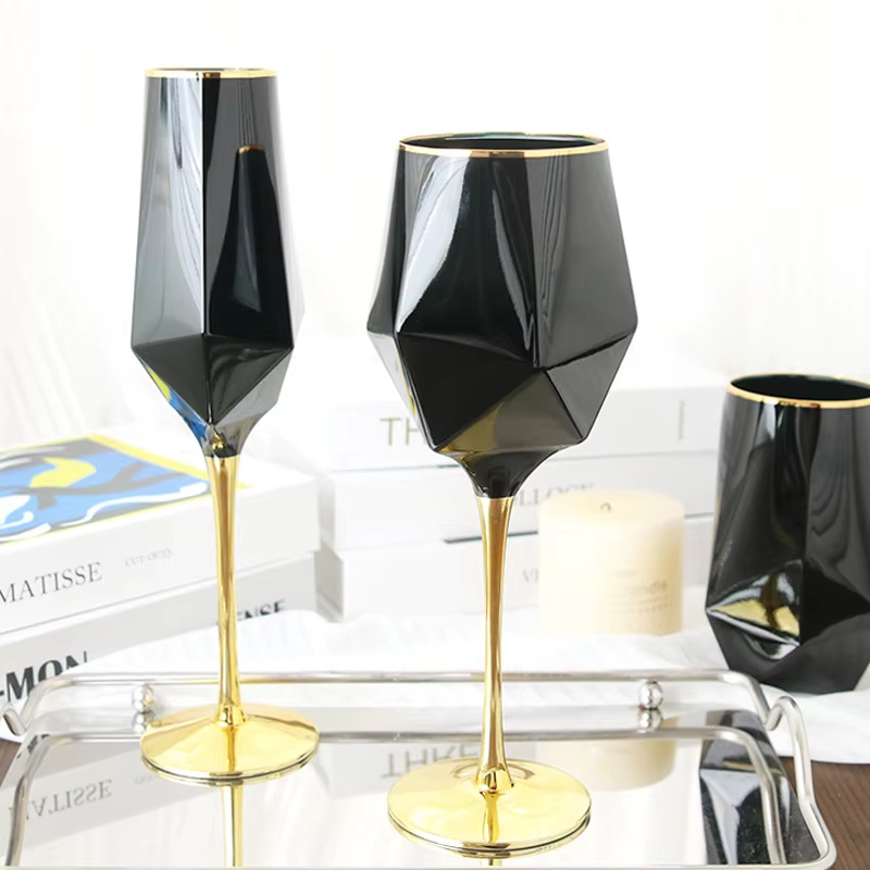 純粋な黒のクリスタルのワイングラス,金色のエッジ,豪華なゴブ - Home Cinema Glasses のレビューと価格